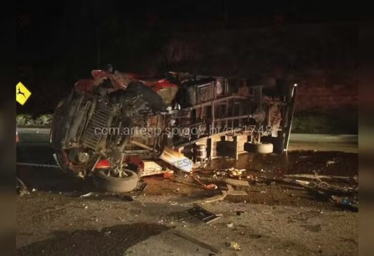 Caminhão contra mão bate em carro cabreuva