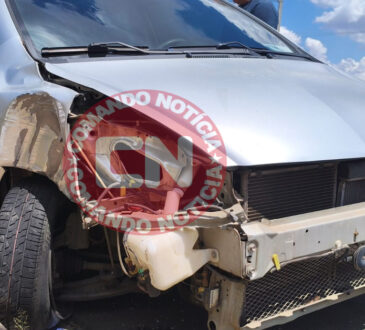 Carro bate em poste 4