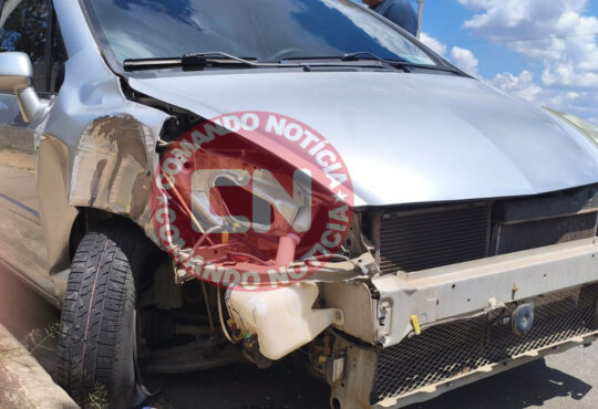 Carro bate em poste 4