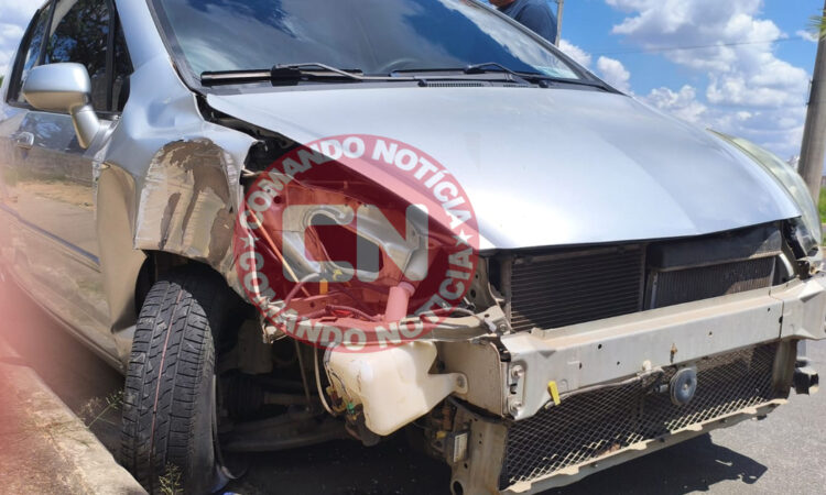 Carro bate em poste 4