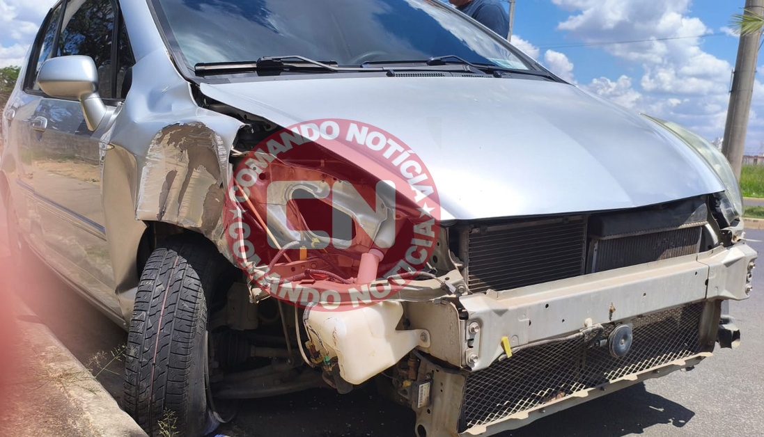 Carro bate em poste 4
