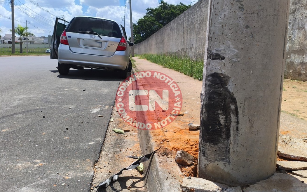 Carro fit bate em poste