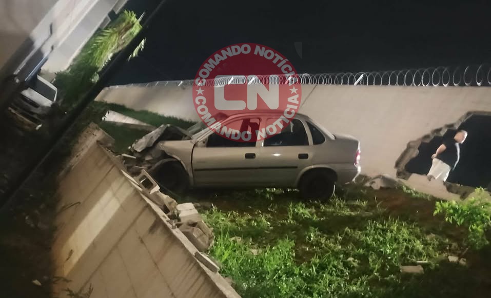 Carro invade condominio embauba