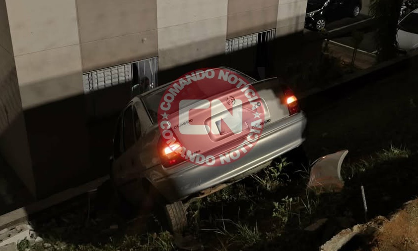 Carro invade condominio embauba2