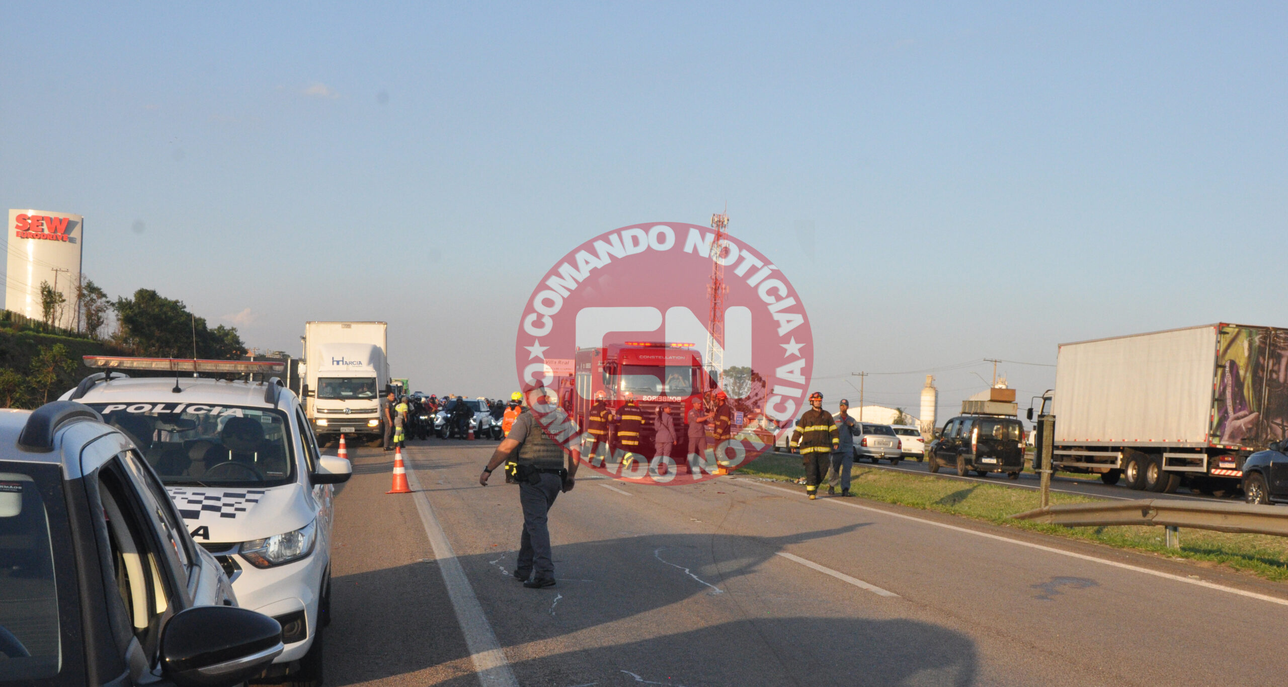 Engavetamento envolve tres carros e moto 1