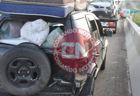 Engavetamento envolve tres carros e moto 4