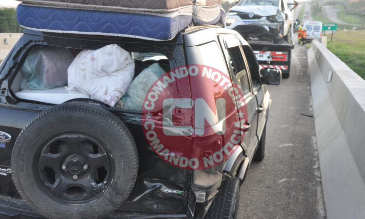 Engavetamento envolve tres carros e moto 4