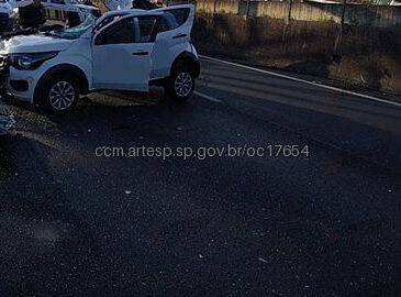 Fiat mobi colide em carreta sumare