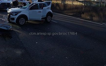 Fiat mobi colide em carreta sumare