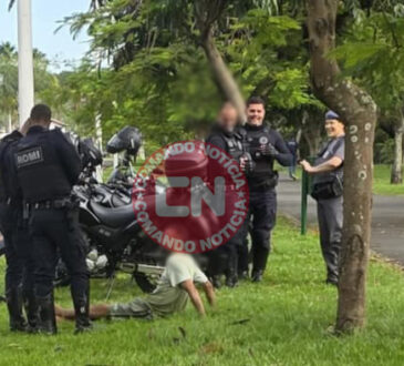 Homem semi nu é pego no parque ecol[ogico