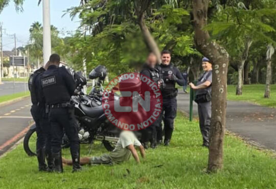 Homem semi nu é pego no parque ecol[ogico