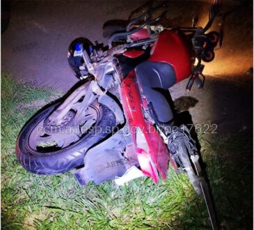 Motorista deixa para choque apos acidente com moto