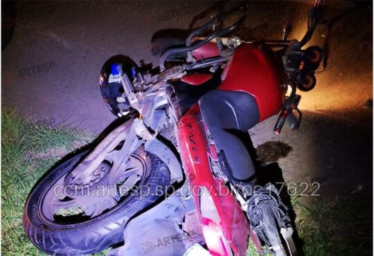 Motorista deixa para choque apos acidente com moto