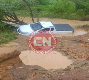 Picape strada caiu em corrego saltinho