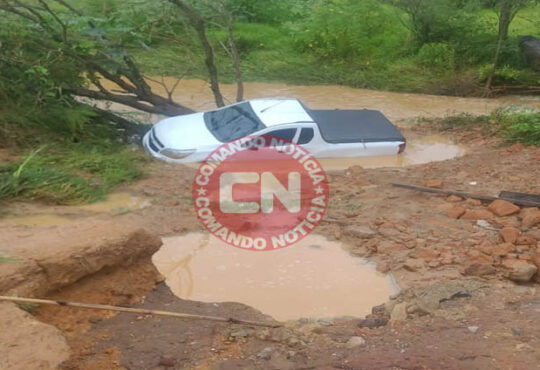 Picape strada caiu em corrego saltinho