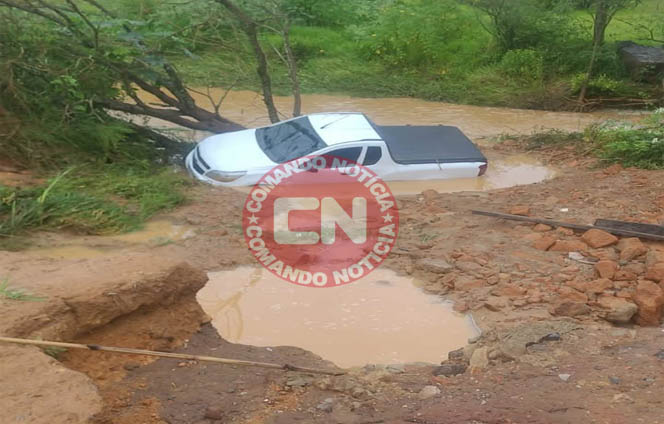 Picape strada caiu em corrego saltinho