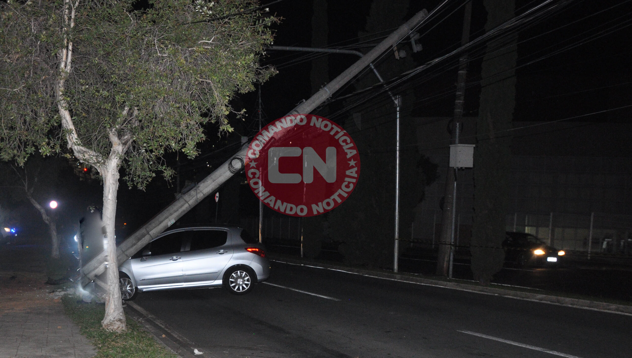 Carro bate em poste domingos ferrarezi