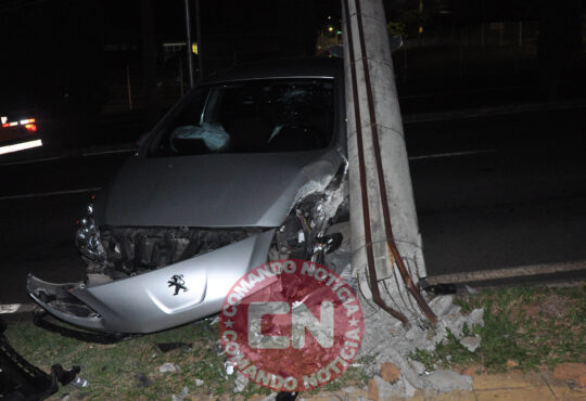 Carro bate em poste domingos ferrarezi 1