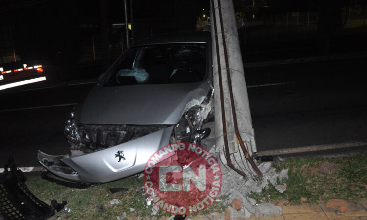Carro bate em poste domingos ferrarezi 1