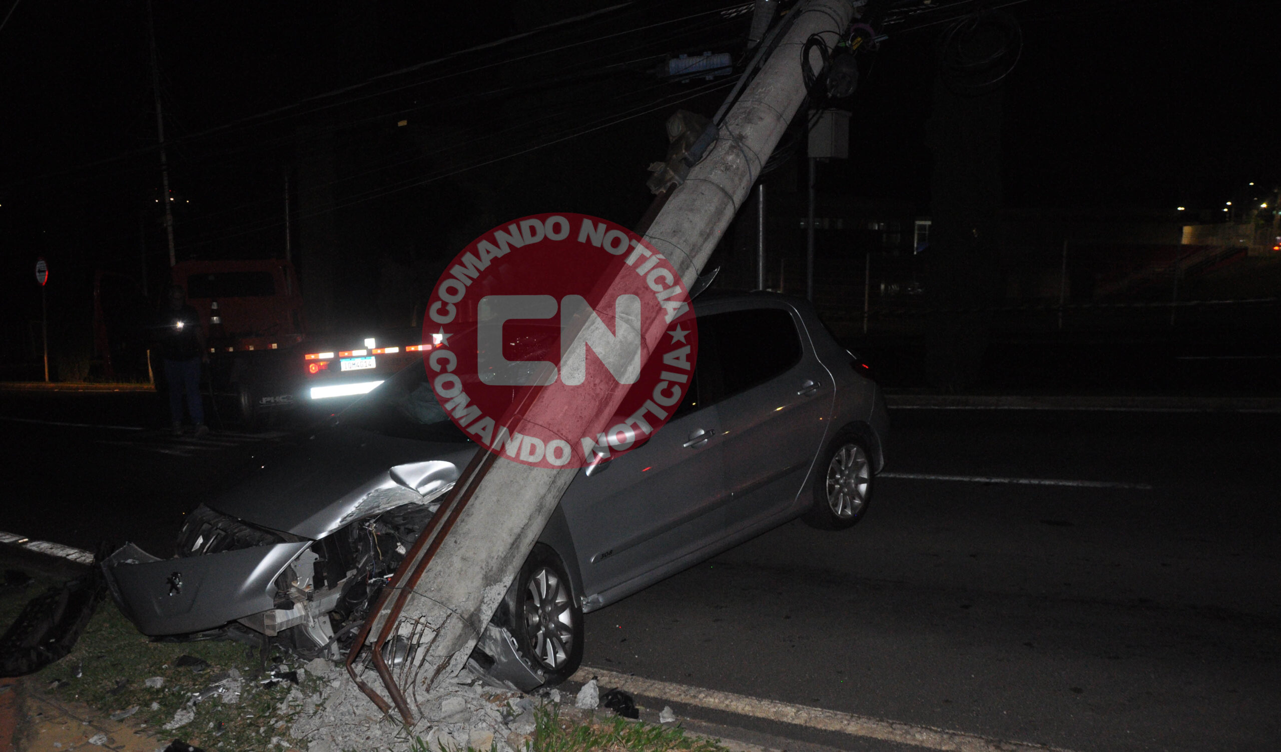 Carro bate em poste domingos ferrarezi 2