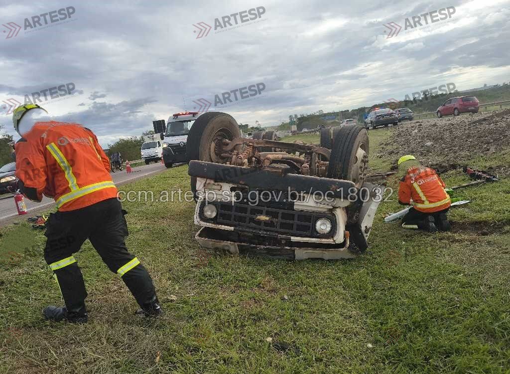 Caminhão com esterco capota em itu sp