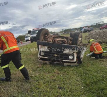 Caminhão com esterco capota em itu sp