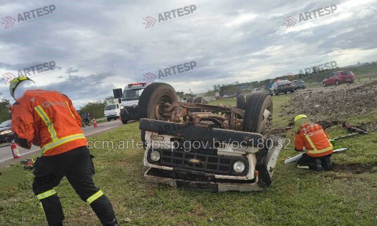 Caminhão com esterco capota em itu sp