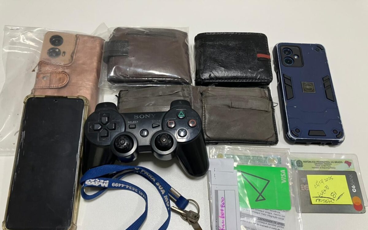 Carteiras, celulares, documentos pessoais, cartões bancários e outros objetos que foram perdidos pelos usuários e recuperados pela via colinas em 2025