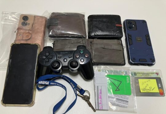 Carteiras, celulares, documentos pessoais, cartões bancários e outros objetos que foram perdidos pelos usuários e recuperados pela via colinas em 2025