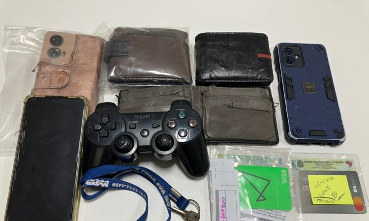 Carteiras, celulares, documentos pessoais, cartões bancários e outros objetos que foram perdidos pelos usuários e recuperados pela via colinas em 2025