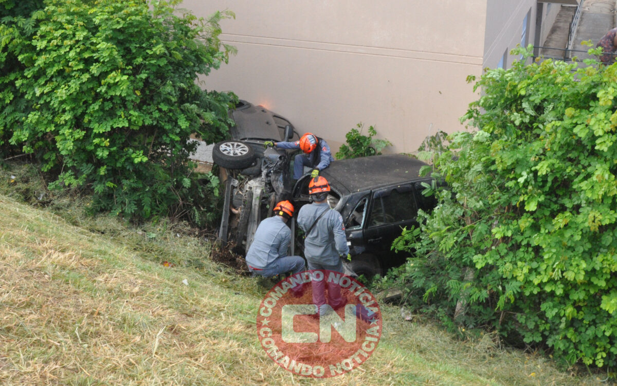 Mobi empurra carro ribanceira