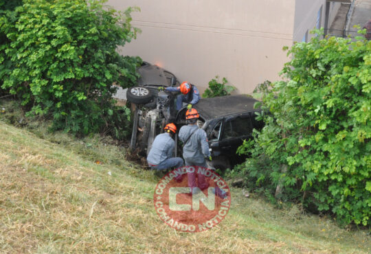 Mobi empurra carro ribanceira