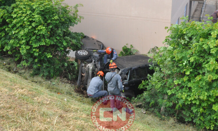 Mobi empurra carro ribanceira