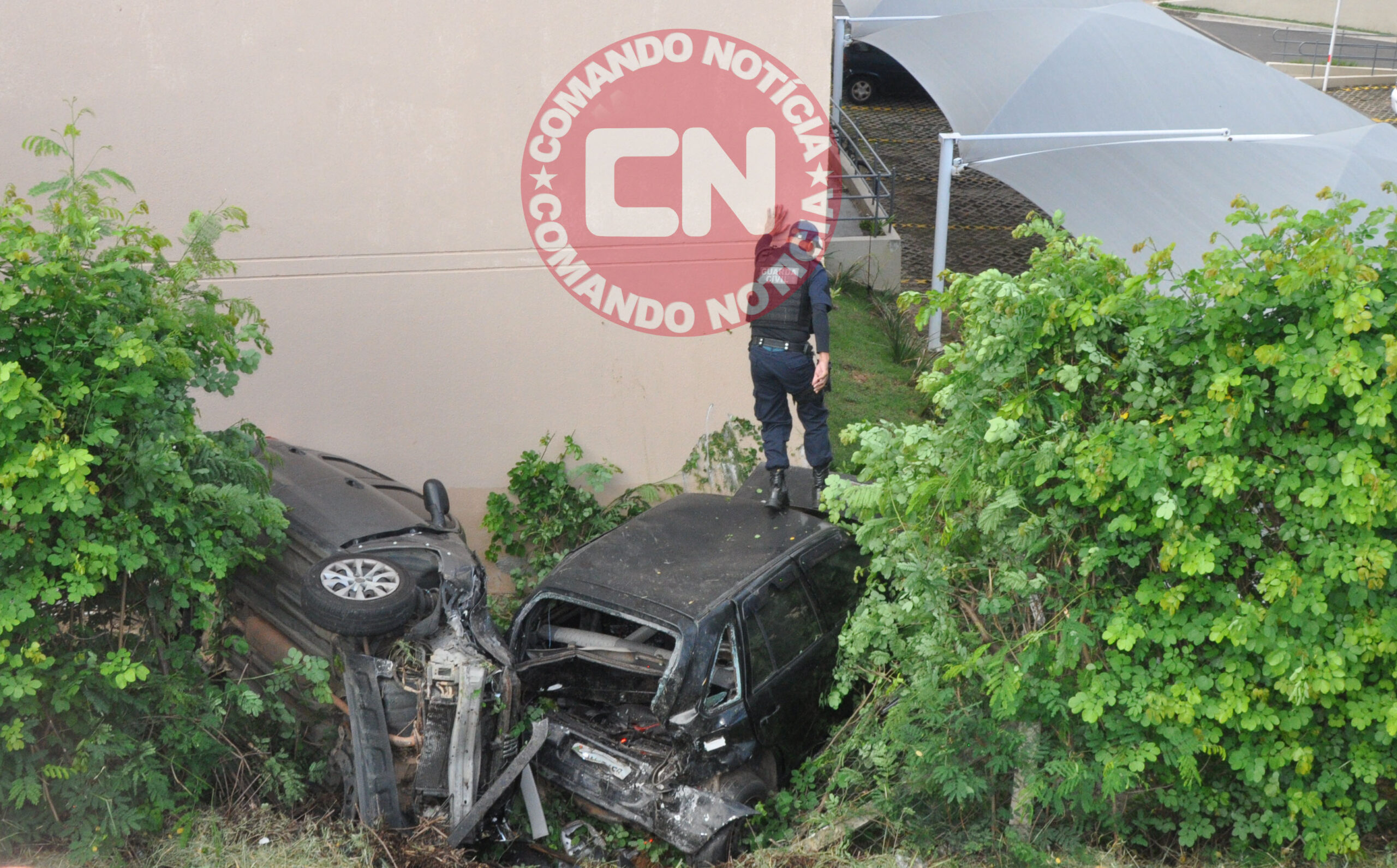 Mobi empurra carro ribanceira 4