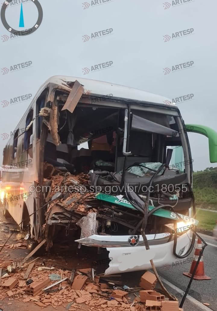 Onibus colide com caminhÃo itu 1