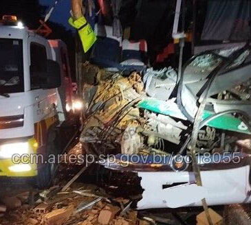 Onibus colide com caminhÃo itu