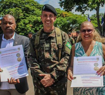 Regimento teodoro homenagea funcionarios da junta militar de indaiatuba