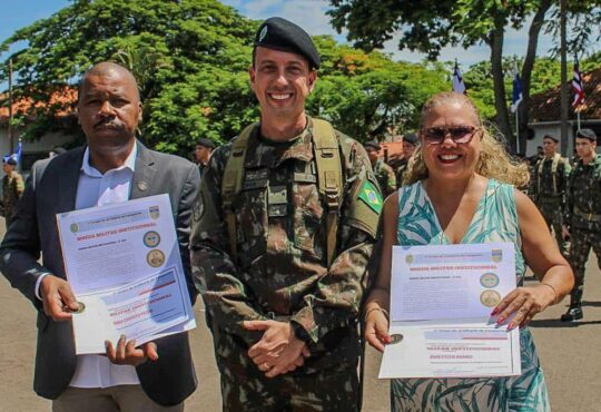 Regimento teodoro homenagea funcionarios da junta militar de indaiatuba
