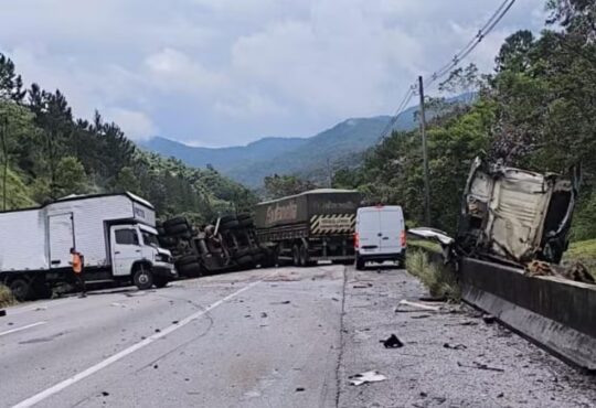 Acidente envolve 5 carretas na br 116