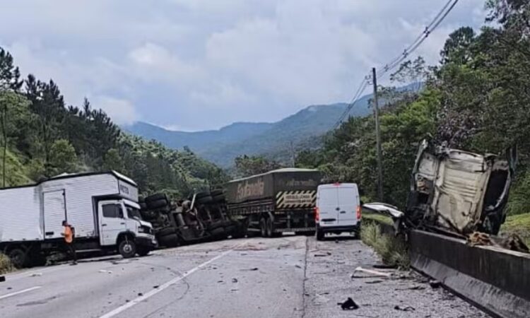 Acidente envolve 5 carretas na br 116