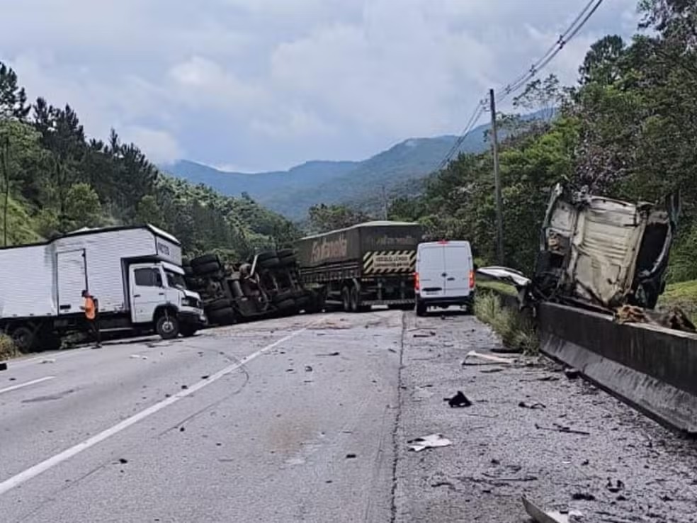 Acidente envolve 5 carretas na br 116