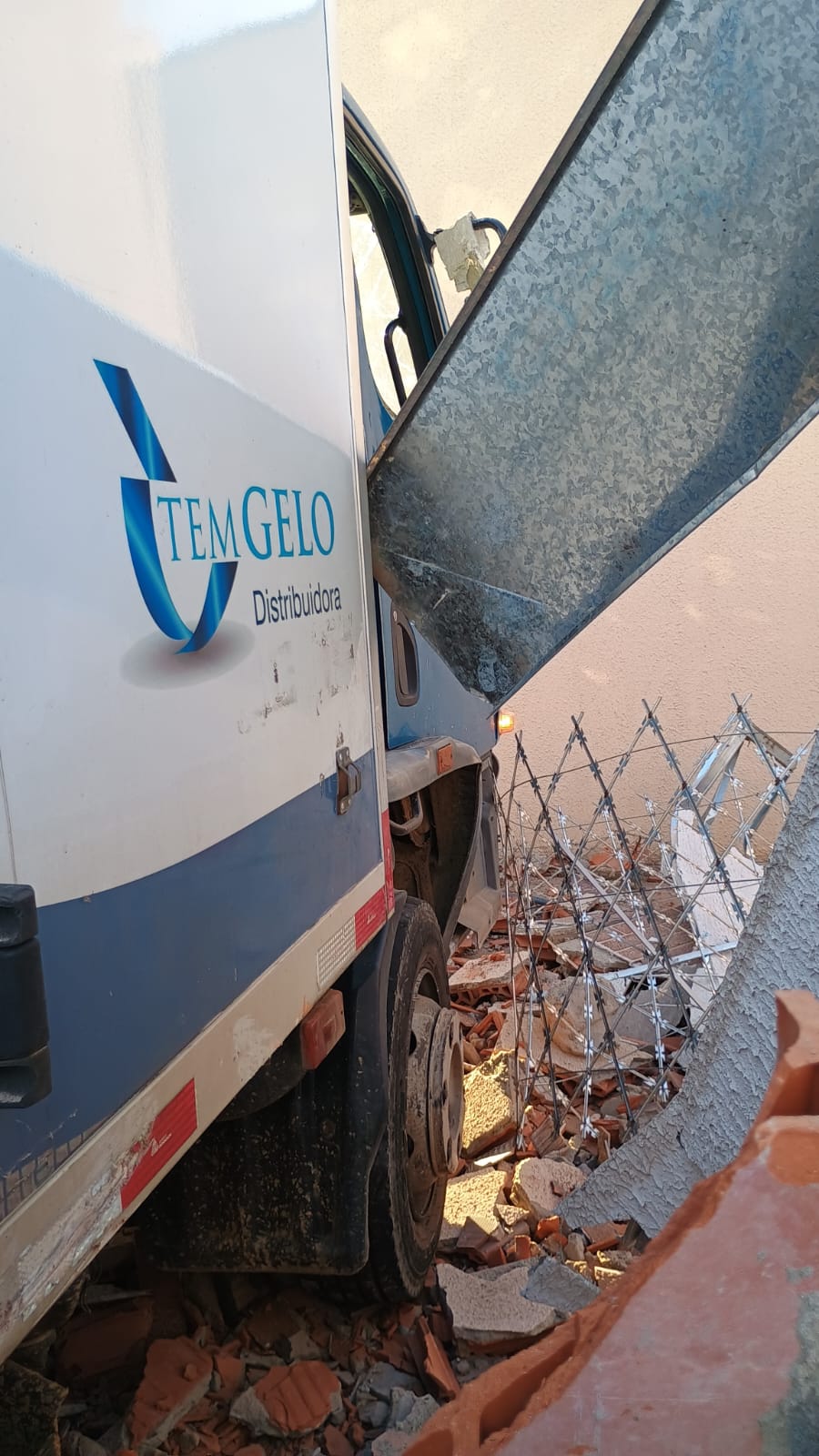 CaminhÃo engelo bate em condominio