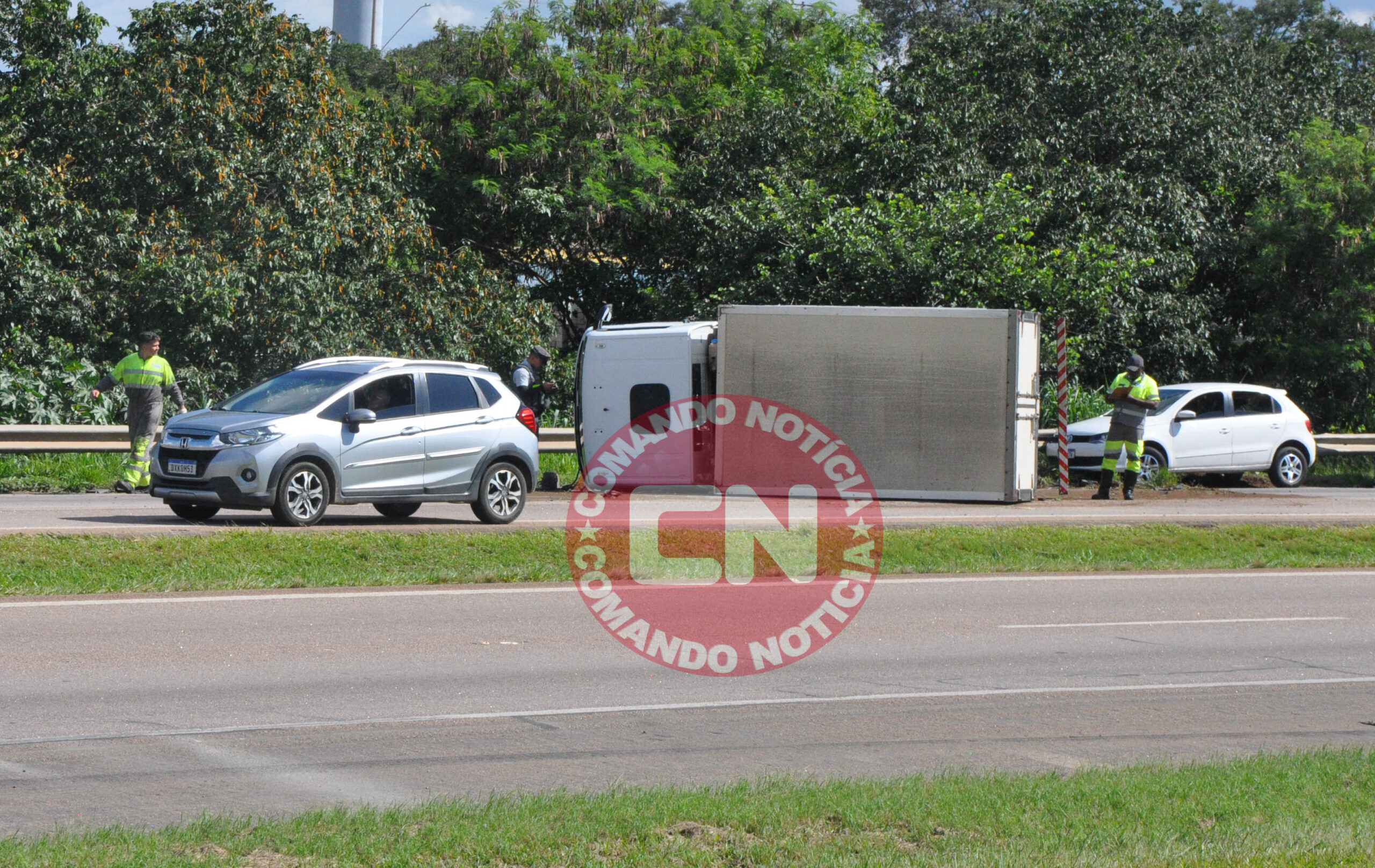 CaminhÃo tomba na sp 75 1