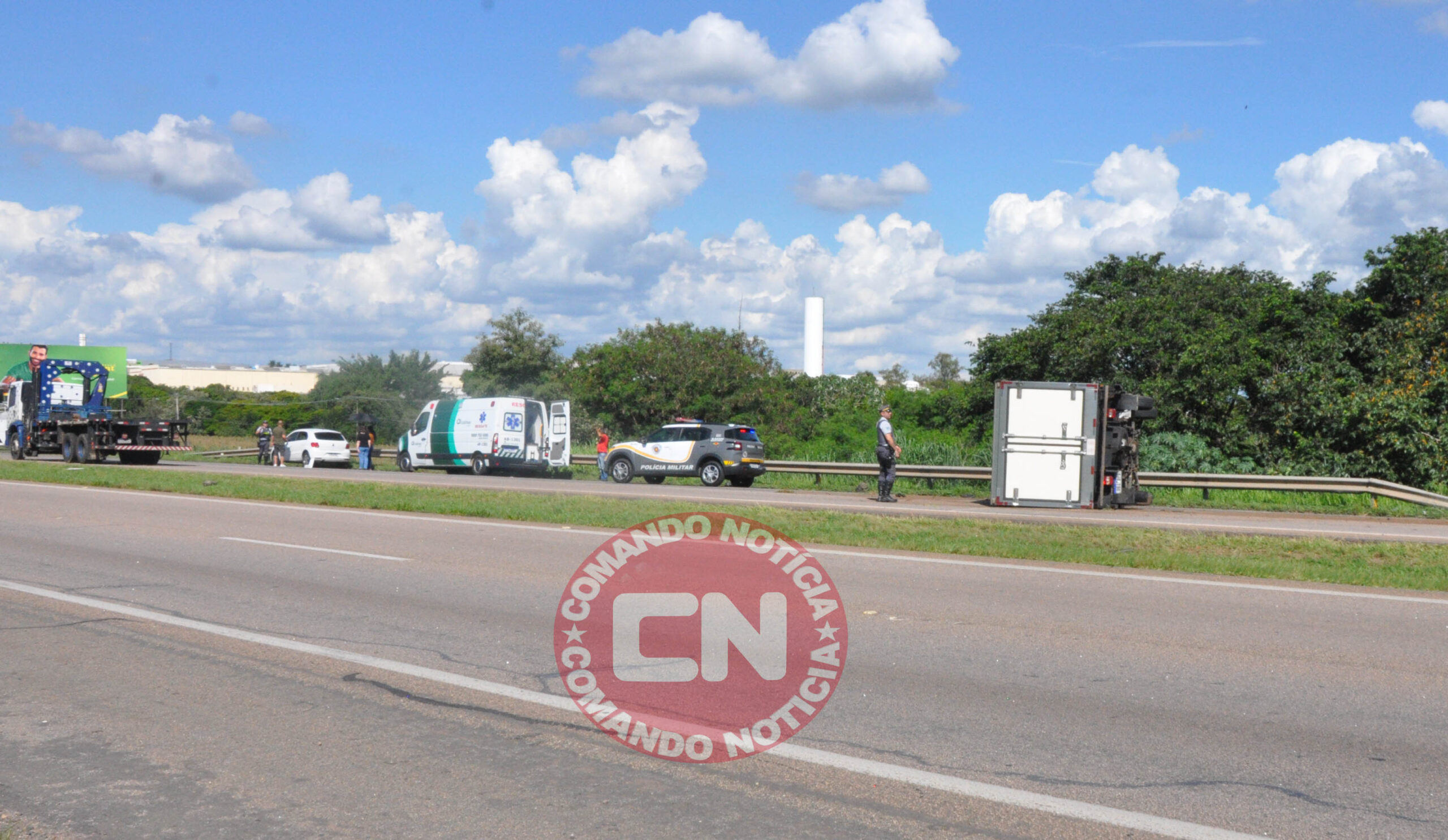 CaminhÃo tomba na sp 75 3