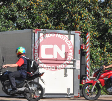 CaminhÃo tomba na sp 75