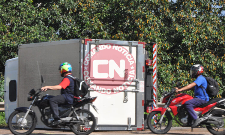 CaminhÃo tomba na sp 75