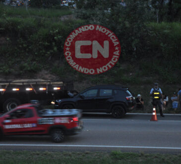 Carro colide traseira de caminhÃo salto 1