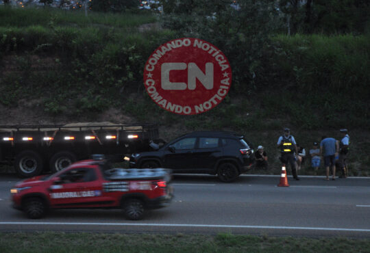 Carro colide traseira de caminhÃo salto 1