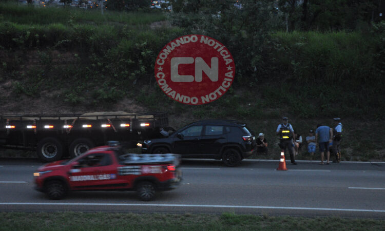 Carro colide traseira de caminhÃo salto 1