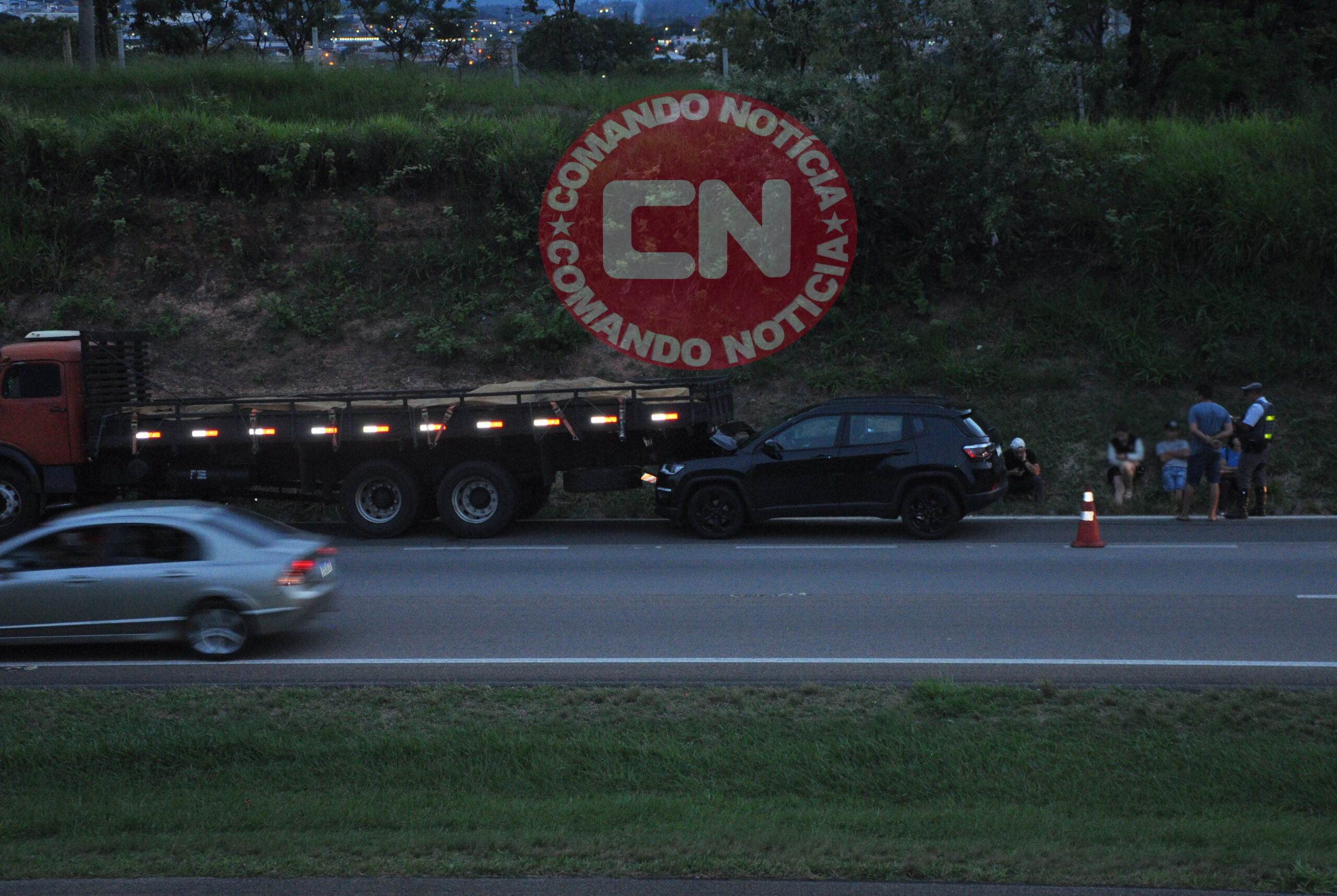 Carro colide traseira de caminhÃo salto